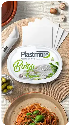 Plastmore oval peynir kutusunun, dokulu bir masa örtüsü üzerinde makarna tabağı sunumu ile birlikte yer aldığı, yüksek kaliteli 3D render yaşam tarzı gıda ambalajı görselleştirmesi.