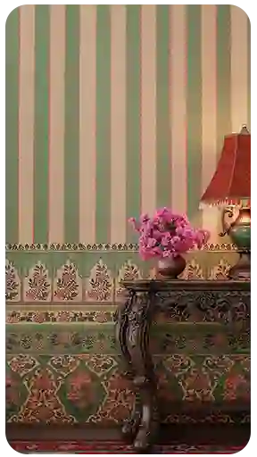 Üzerinde süslemeli ahşap konsol masa, vazoda pembe çiçekler, klasik masa lambası ve detaylı çiçek desenli duvar kağıdı bulunan, lüks ve klasik iç mekanı yansıtan yüksek kaliteli 3D render çalışması.