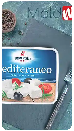Dokulu yeşil bir zemin üzerinde, taze salata eşliğinde Mlekara Sabac Mediterraneo peynir kabının yüksek kaliteli, yaşam tarzı odaklı 3D gıda ambalajı görselleştirmesi.