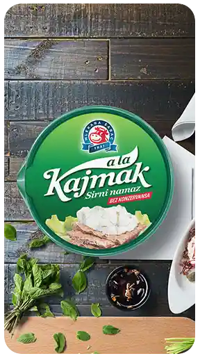 Rustik ahşap bir masa üzerinde, taze mutfak malzemeleri eşliğinde Mlekara Sabac "a la Kajmak" krem ​​peynirinin yüksek kaliteli 3D gıda ambalajı görselleştirmesi.