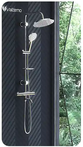 Doğa manzaralı, koyu renkli ve balıksırtı desenli bir duvarın önünde, Valtemo marka lüks krom duş bataryası setiyle tamamlanmış modern bir banyo ortamının yüksek kaliteli 3D iç mekan görselleştirmesi.