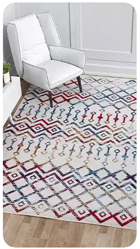 Beyaz bir koltuğun bulunduğu aydınlık bir oturma odasında, renkli geometrik baklava desenlerine sahip modern ve bohem tarzda bir halının yer aldığı, yüksek kaliteli, yaşam tarzı odaklı 3D render görseli.