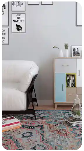 Beyaz bir kanepe, çok renkli bir depolama dolabı, galeri tarzı duvar sanatı ve desenli bir halı içeren modern bir oturma odasının yüksek kaliteli, yaşam tarzı odaklı 3D iç mekan görselleştirmesi.