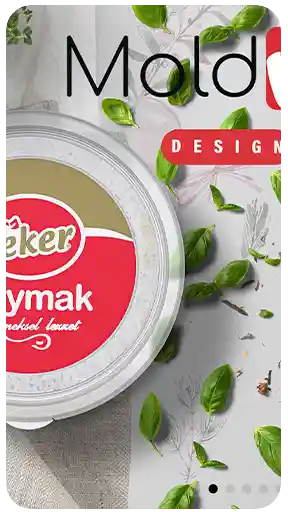 MoldMore Design Studio tarafından hazırlanan; taze otlar, baharatlar ve mutfak gereçleriyle gurme bir mutfak ortamında sunulan, Eker Kaymak'ın yer aldığı yüksek kaliteli 3D render ürün posteri.