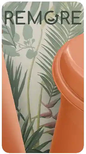 Tropikal yaprak arka planı önünde, Remore markalı, kapaklı ve yeniden kullanılabilir plastik kahve bardaklarının yüksek kaliteli 3D görselleştirmesi ve yakın plan ürün görüntüsü.
