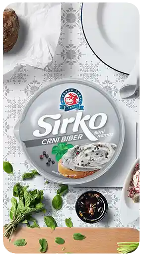 Gerçekçi bir kahvaltı masası üzerinde, kuşbakışı (flat lay) düzenle sunulan Sirko marka karabiberli peynir ezmesi kabının yüksek kaliteli 3D görselleştirmesi ve ürün maketi.