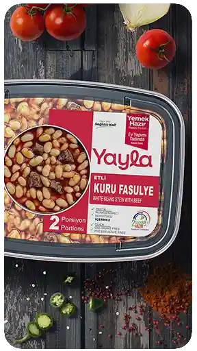 Koyu renkli ahşap bir zemin üzerinde, rustik ekmek eşliğinde sunulan Yayla marka dana etli hazır kuru fasulye yemeği ambalajının yüksek kaliteli, yaşam tarzı odaklı 3D görselleştirmesi.